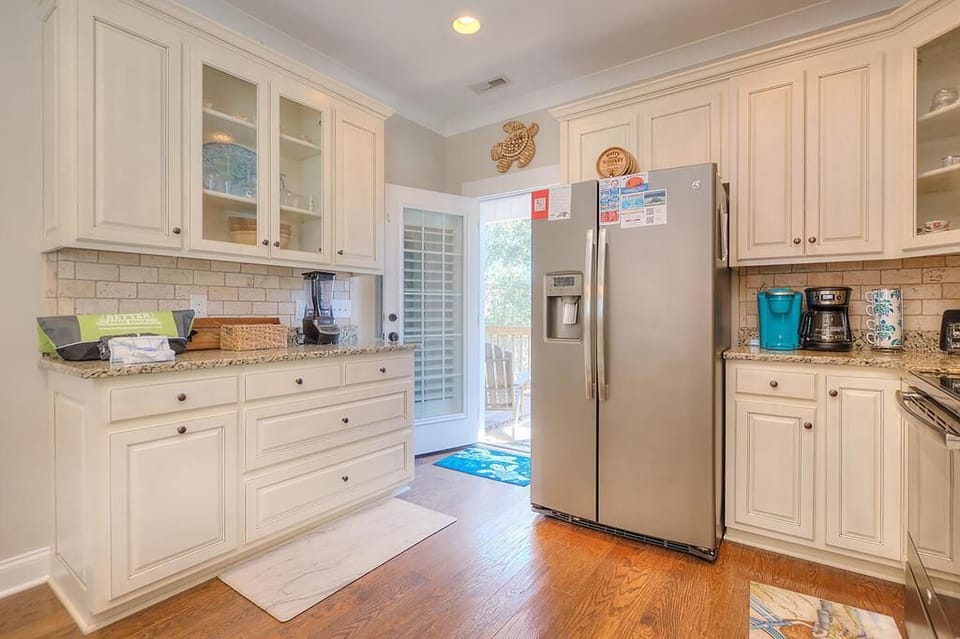 Kitchen and back door
GW 12.2022