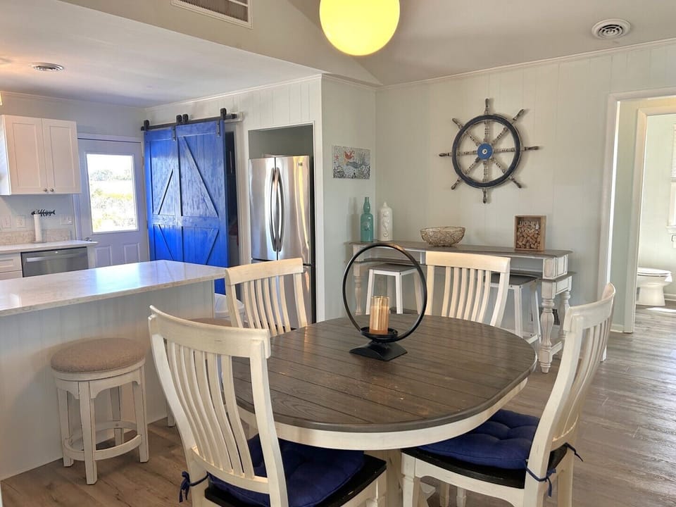 Dining Area with Bar Stools
JR 4.12.24