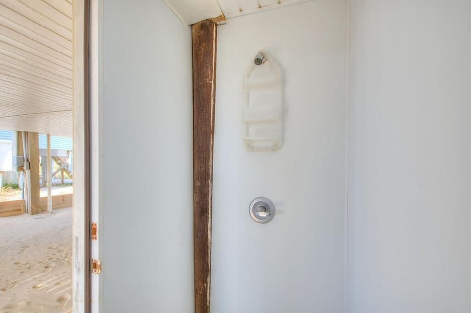 Outdoor Shower
GW 12.2022