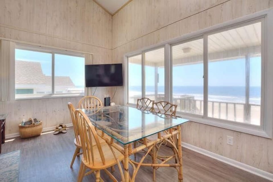 Dining Area with TV and Ocean View
