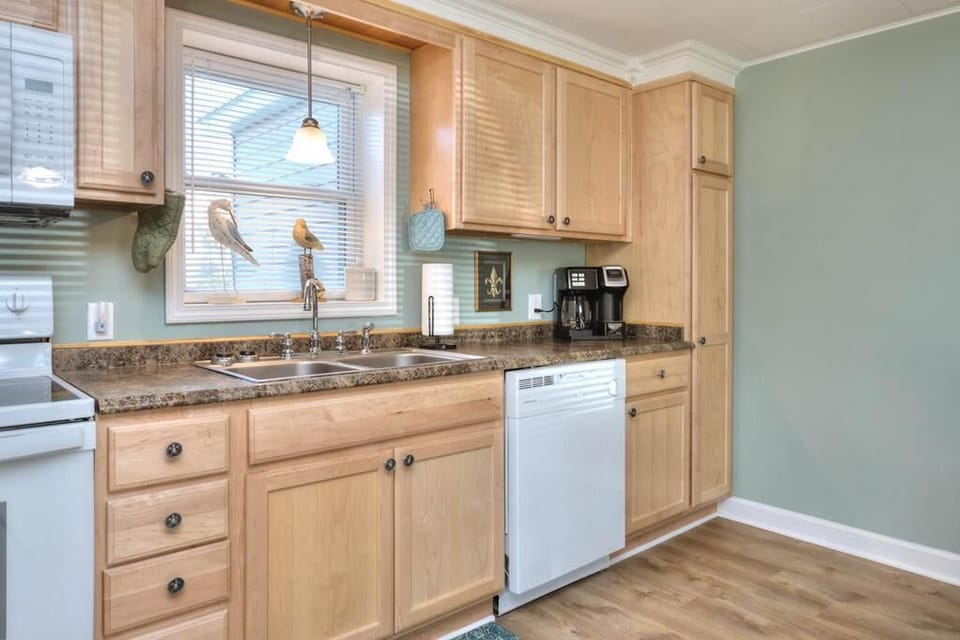 Kitchen Dishwasher and Coffee Maker
GW 3.30.24