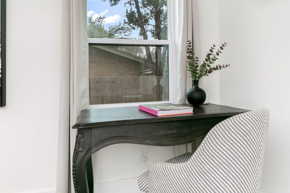 Hallway,Queen Bed, Smart Tv