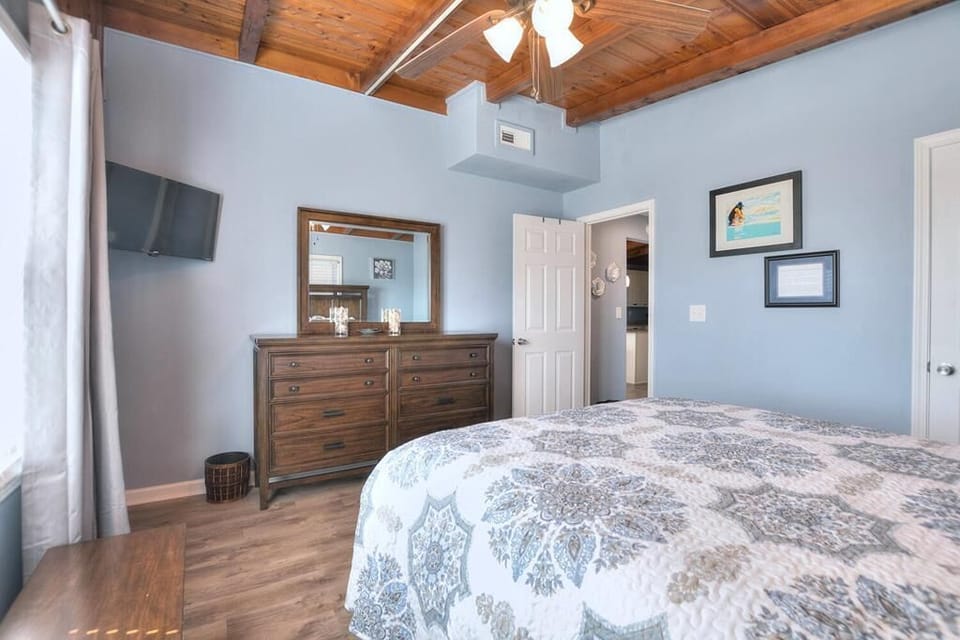 Queen bedroom with Dresser and Tv
GW 3.30.24
