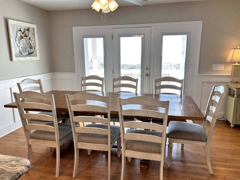 Dining Area
JR