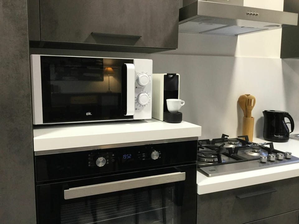 Cabinetry, Property, Kitchen Appliance, Kitchen Stove, Countertop, Kitchen, Gas Stove, Home Appliance, Cooktop, Stove