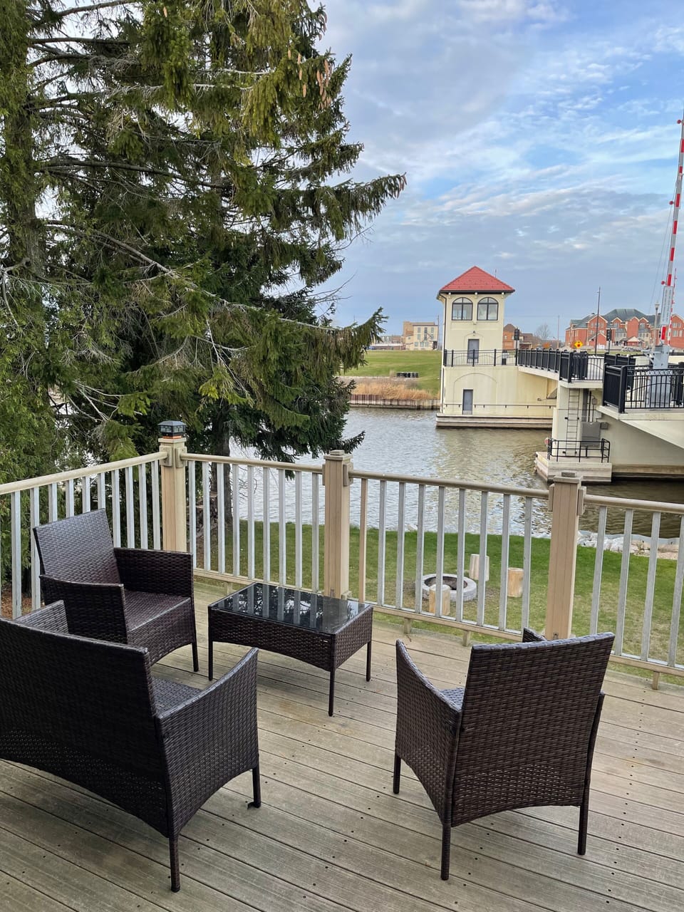 Deck overlooking the river 