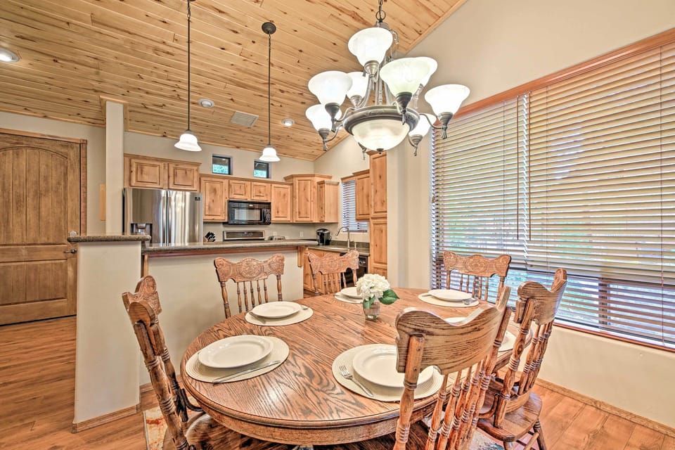 Dining Area | Table w/ Seating for 6 | Additional Seating & Trays for 3