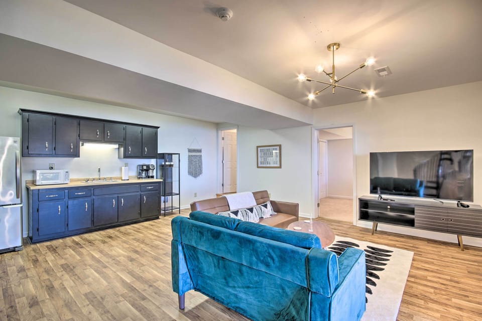 Lower-Level Living Room | Smart TV | Kitchenette | Futon