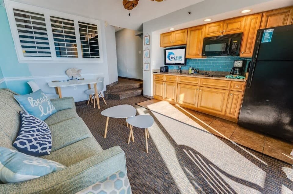 Living Room with Stunning Views☀️