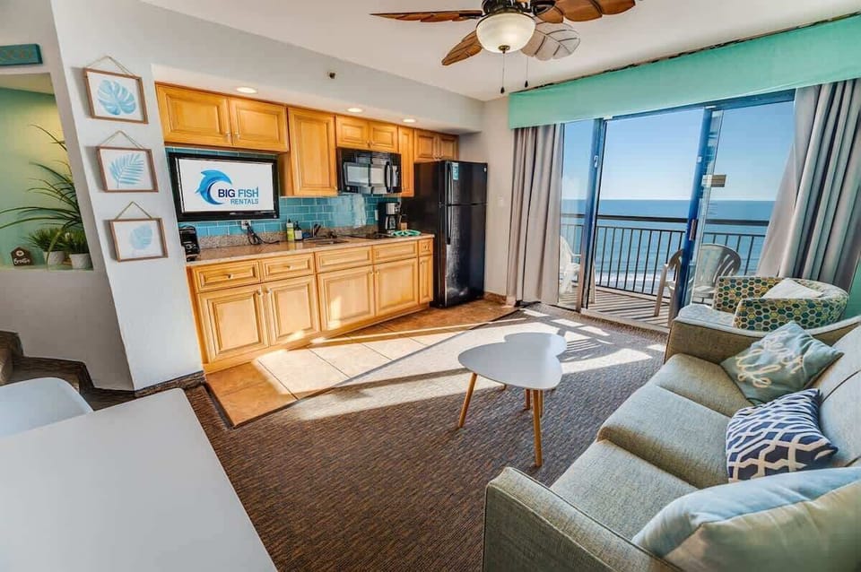 Living Room with Stunning Views☀️