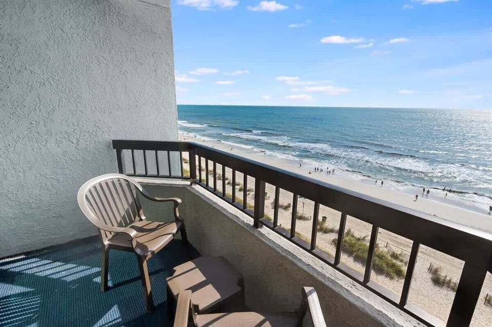 Balcony with Amazing Views of the Ocean☀️