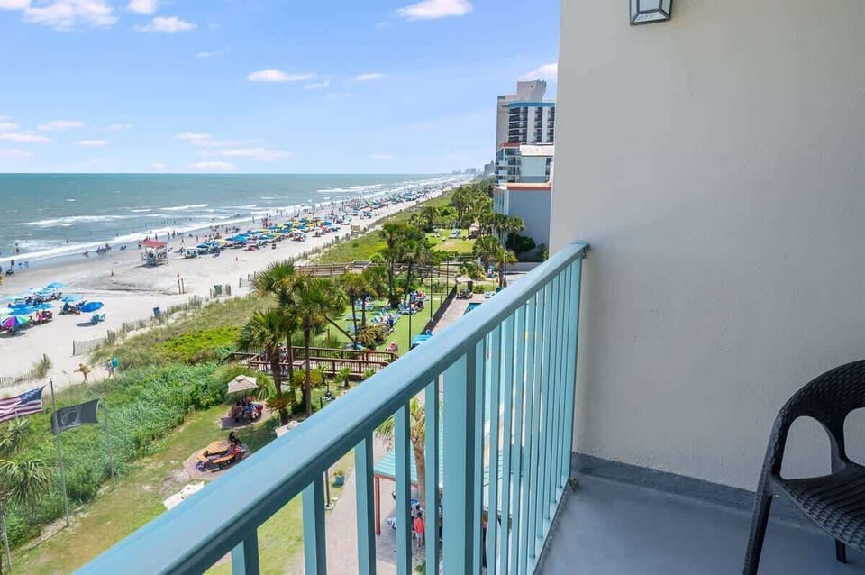 Balcony with Amazing Views of the Ocean☀️
