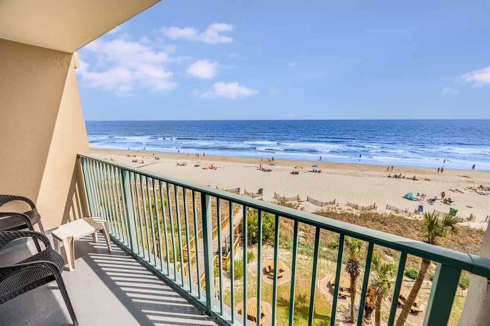 Balcony with Amazing Views of the Ocean