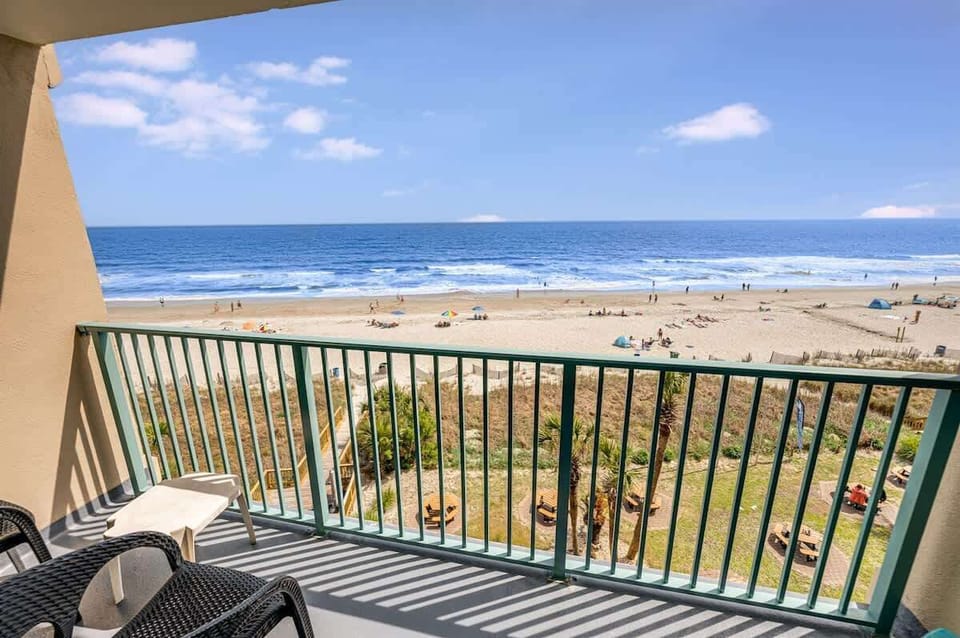 Balcony with Amazing Views of the Ocean