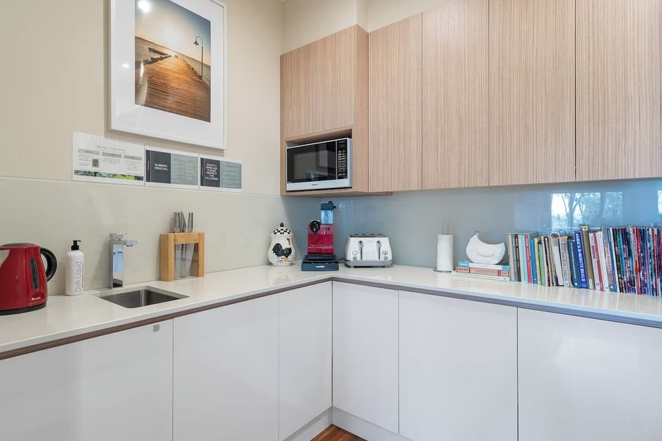 The Lake House- Complete Lakefront Oasis at Murrays Beach, Surrounded by Native Bushland & Wildlife 