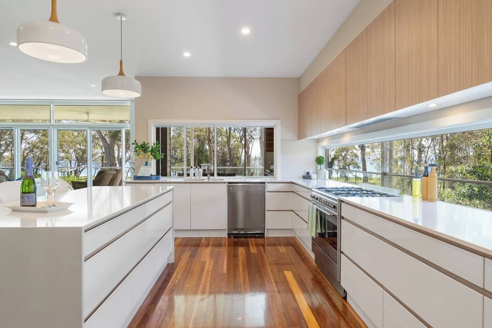 The Lake House- Complete Lakefront Oasis at Murrays Beach, Surrounded by Native Bushland & Wildlife 