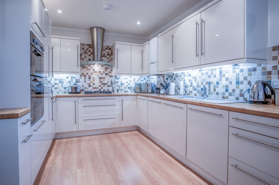 Apartment (2 Bedrooms) | Private kitchen | Fridge, microwave, oven, stovetop