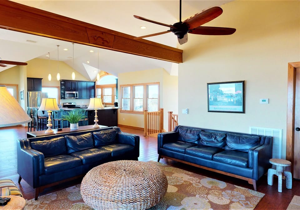Looking towards kitchen and kitchen island - Looking towards kitchen and kitchen island