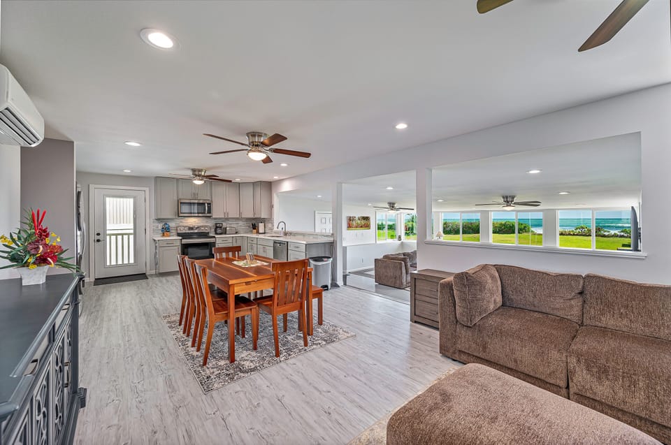 Spacious Living Room with Ocean View - Spacious Living Room with Ocean View