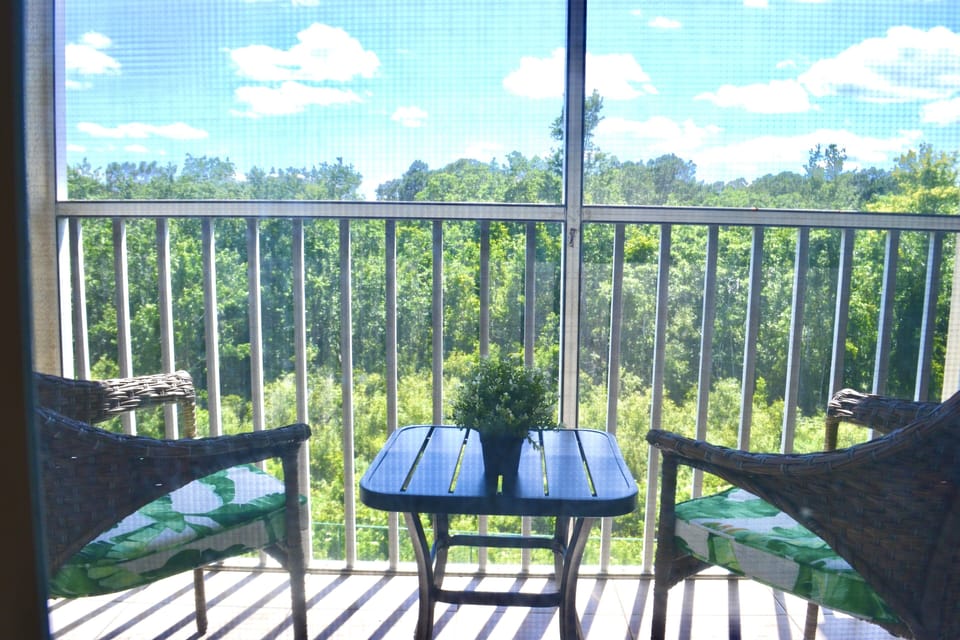 Start the day on the beautiful lanai with conservation views. 