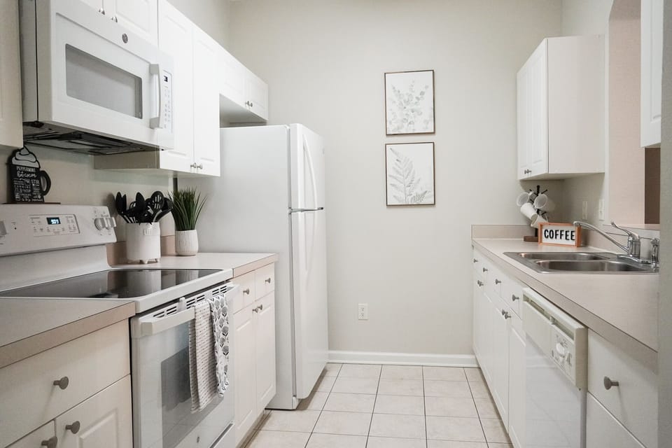 Well-appointed kitchen with all the basics for when you want to dine in. 