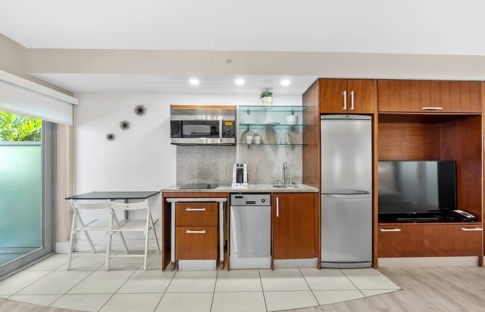 ● Fully equipped kitchen. ● Smoke-Free.