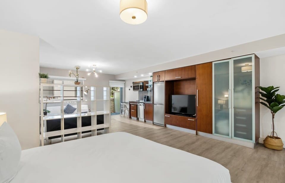 ⋘ PLEASE NOTE⋙
This apartment is privately owned and does NOT INCLUDE maid service or daily cleanings. The cleaning fee covers a final cleaning (after your check out).