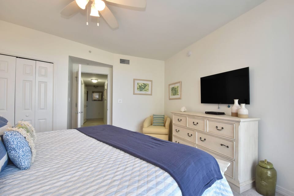 Silver Shells St. Maarten 504 - Guest Bedroom with Flat-Screen TV