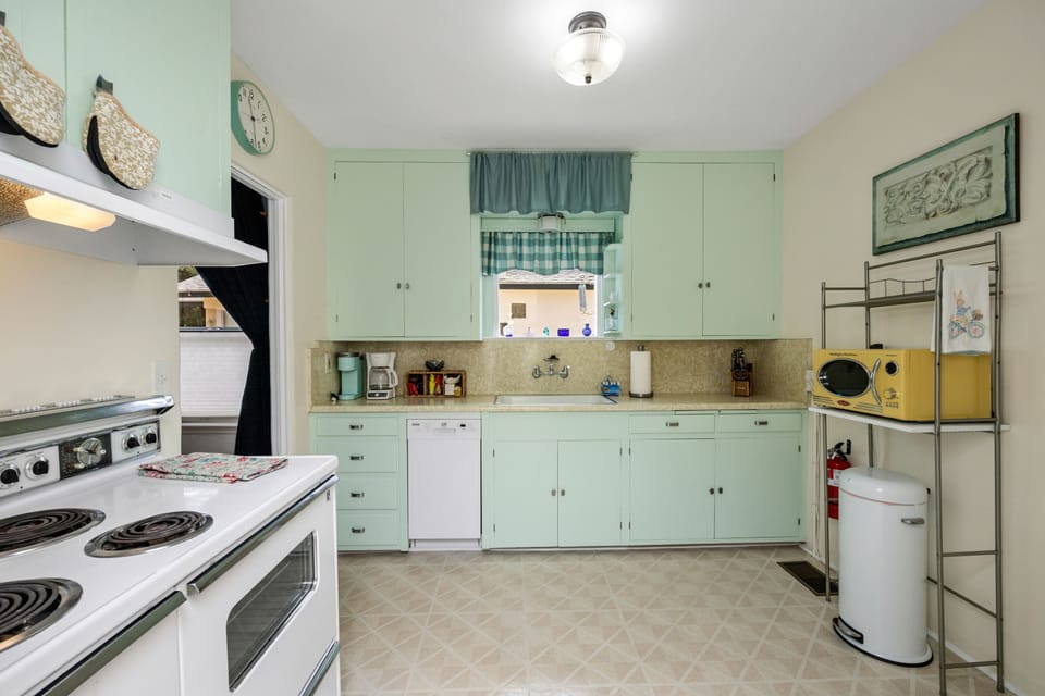 Super cute retro kitchen with everything you need.