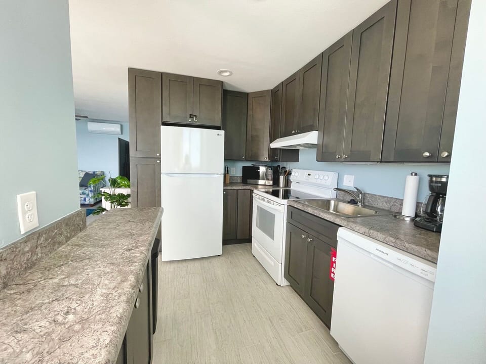 Full size appliances! Who wants to do dishes while on vacation?