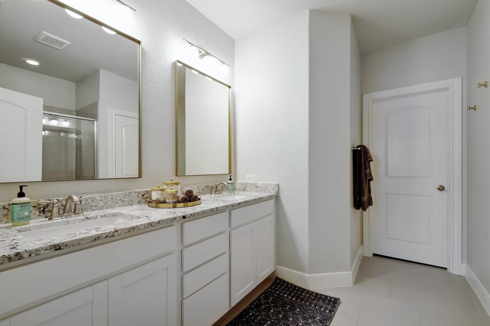 Dual sinks in the master allow multiple people to get ready at same time.....
