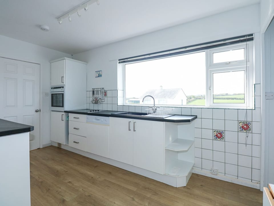 Cottage | Private kitchen | Dishwasher, cookware/dishes/utensils