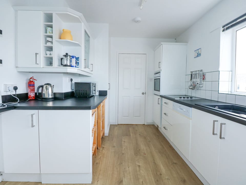 Cottage | Private kitchen | Dishwasher, cookware/dishes/utensils