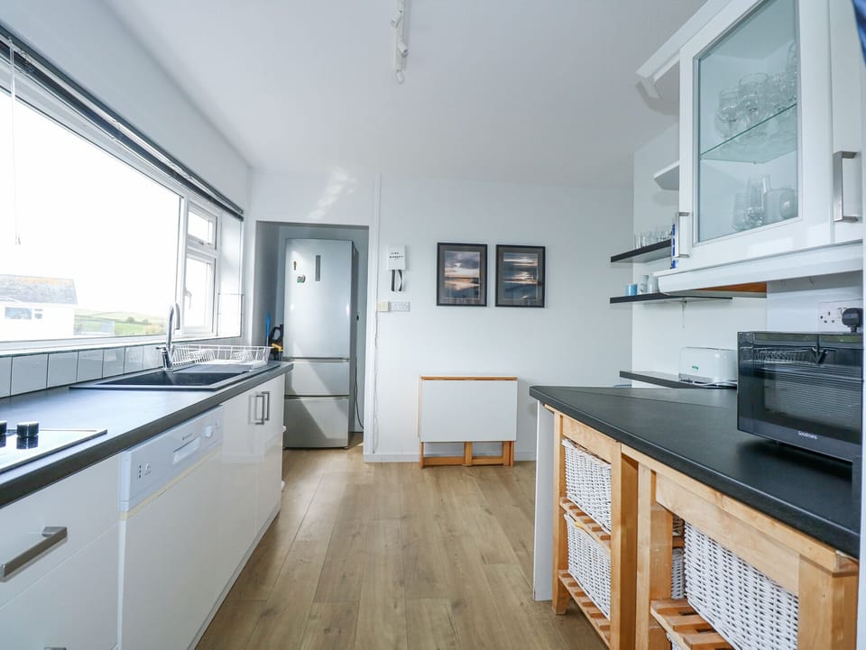 Cottage | Private kitchen | Dishwasher, cookware/dishes/utensils