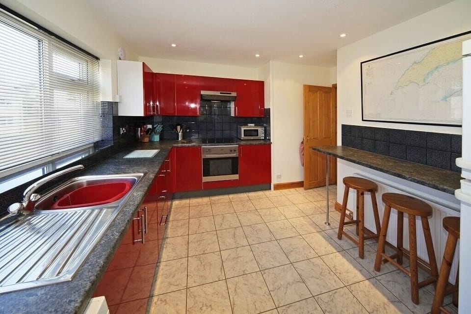 Cottage | Private kitchen | Fridge, microwave, dishwasher, electric kettle
