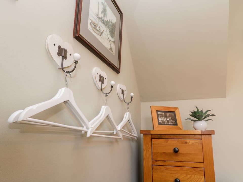 Cottage | 3 bedrooms, WiFi (free), individually decorated, individually furnished