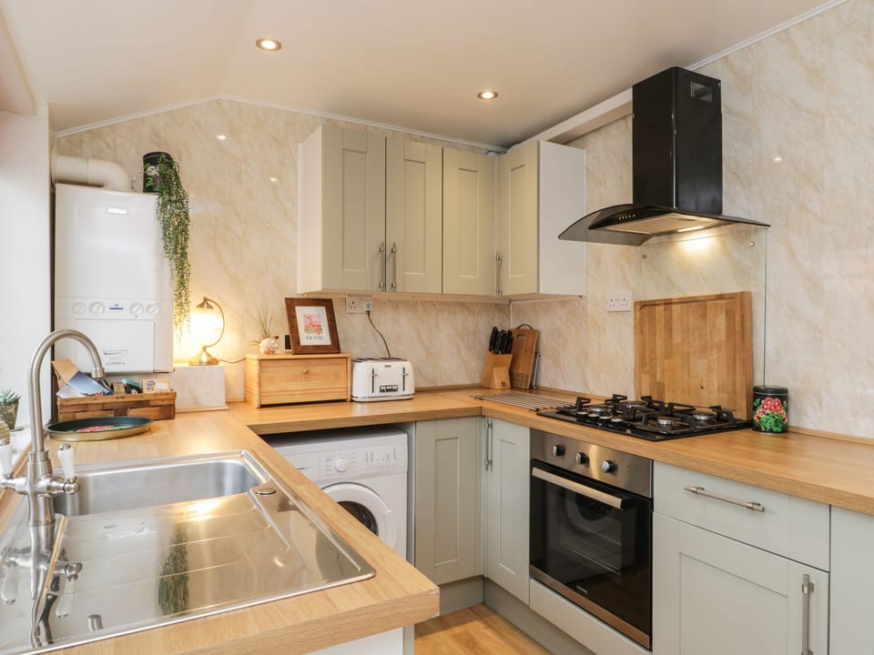 Cottage | Private kitchen | Fridge, microwave, electric kettle, toaster