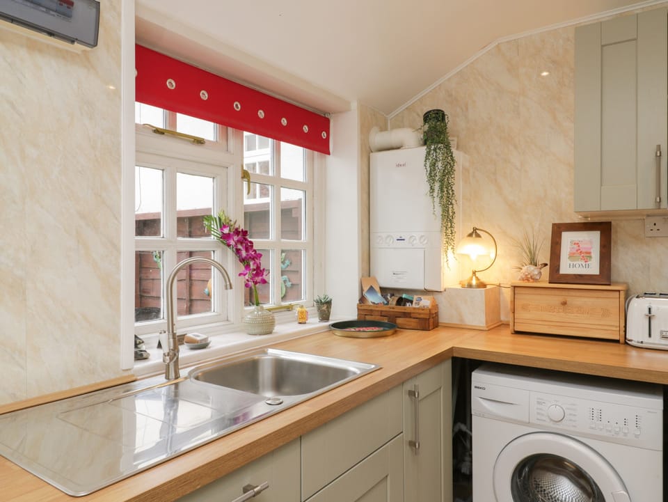 Cottage | Private kitchen | Fridge, microwave, electric kettle, toaster