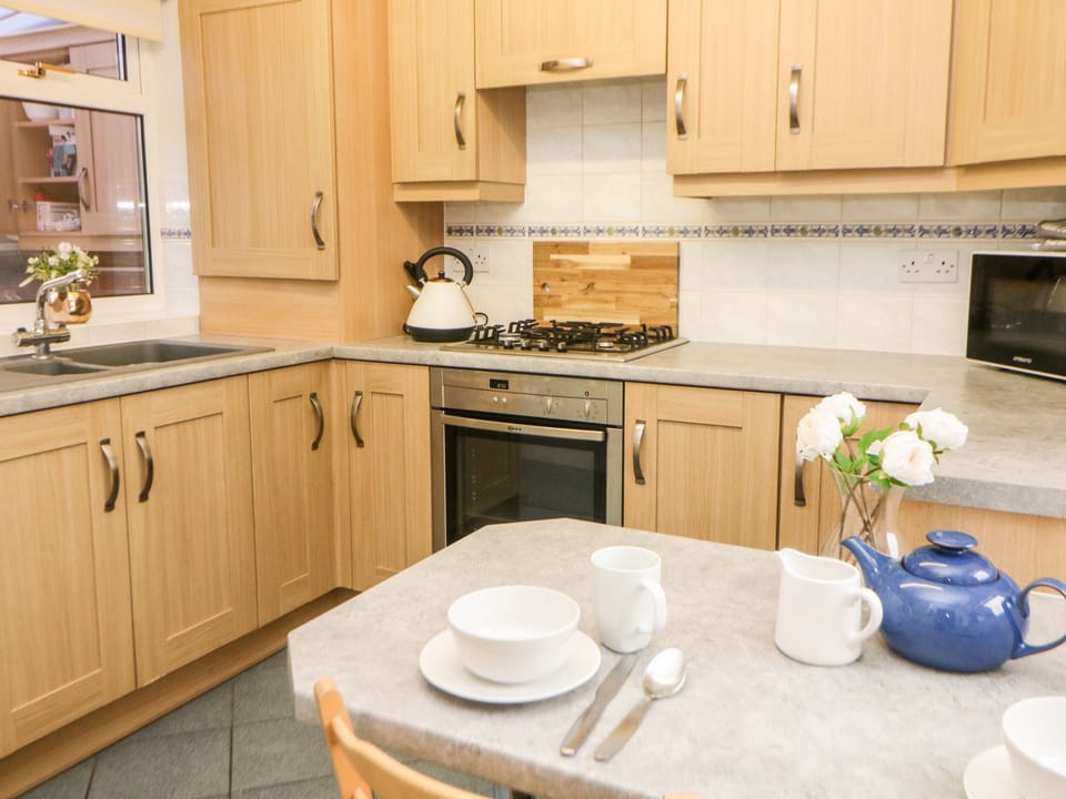 Cottage | Private kitchen | Fridge, microwave, electric kettle, toaster