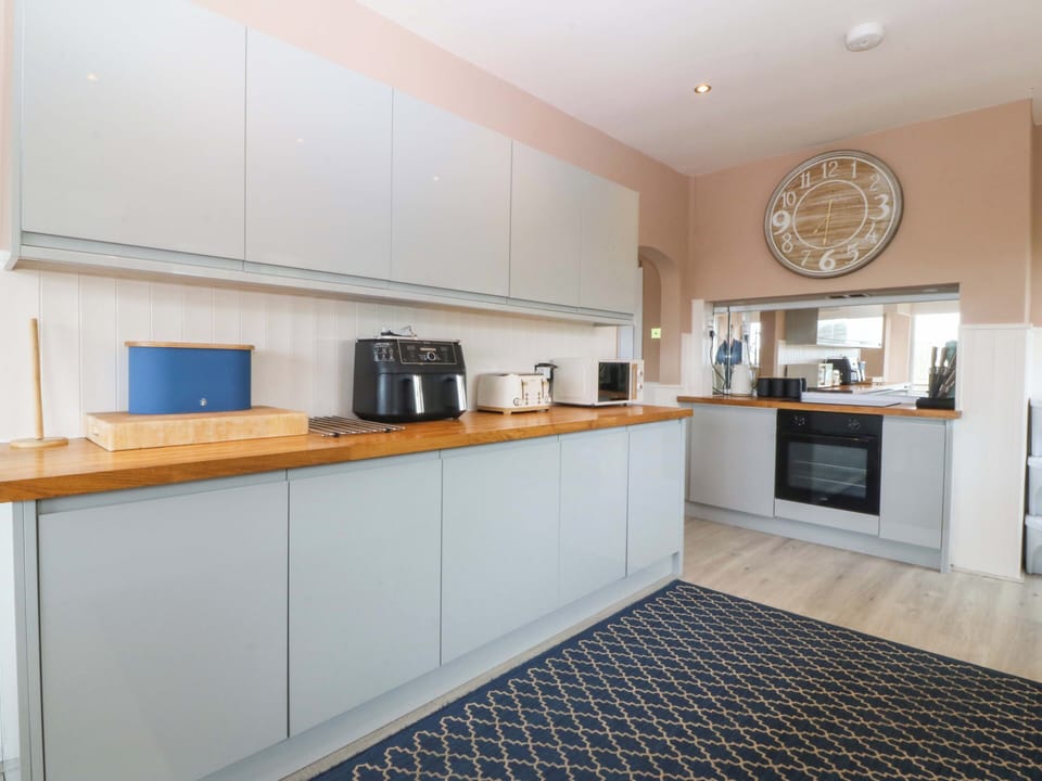 Cottage | Private kitchen | Fridge, microwave, dishwasher, electric kettle