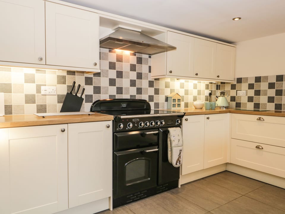 Cottage | Private kitchen | Fridge, dishwasher, electric kettle, toaster