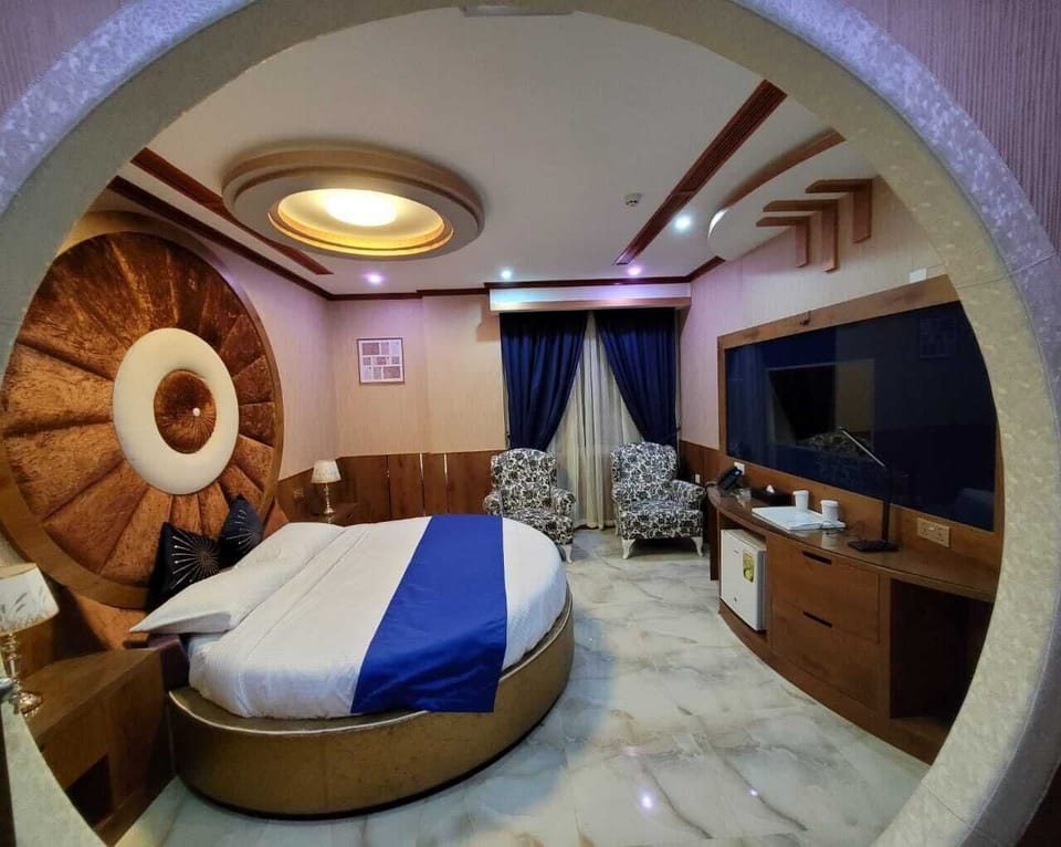 Suite, City View | Egyptian cotton sheets, premium bedding, pillowtop beds, desk