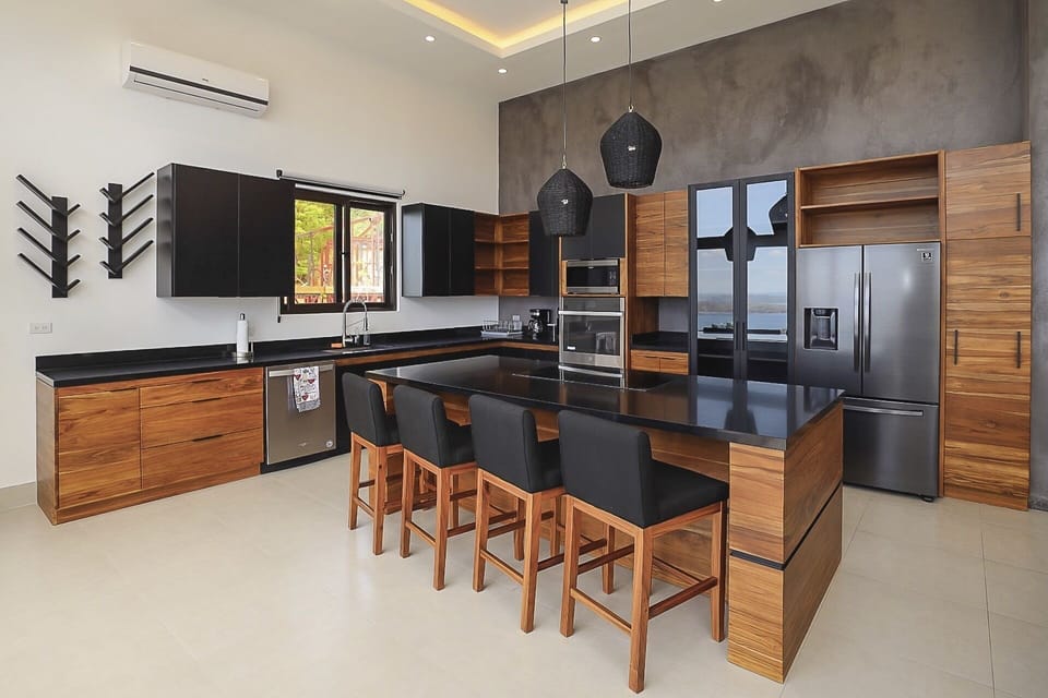 Kitchen with breakfast bar will satisfy the gourmet