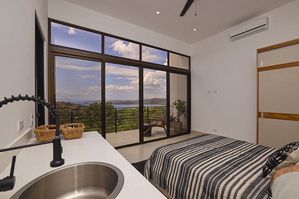 Private apartment w/queen bed, ensuite bath, fridge, flat panel tv and oceanview