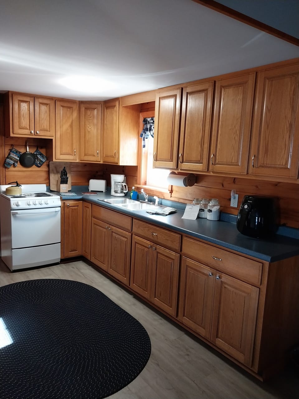 There is ample storage space. This cabin has everything bring your food and cook