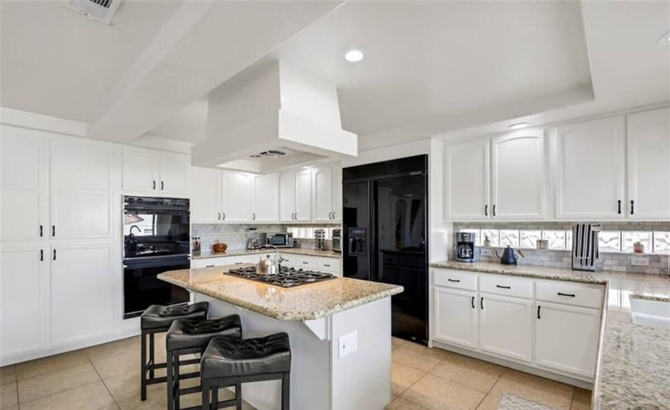 Kitchen with large Island