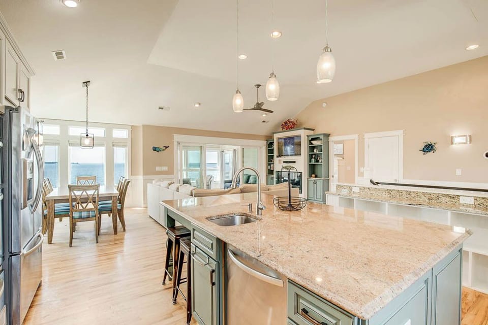 Top-Level Kitchen with Bar (seats 4)