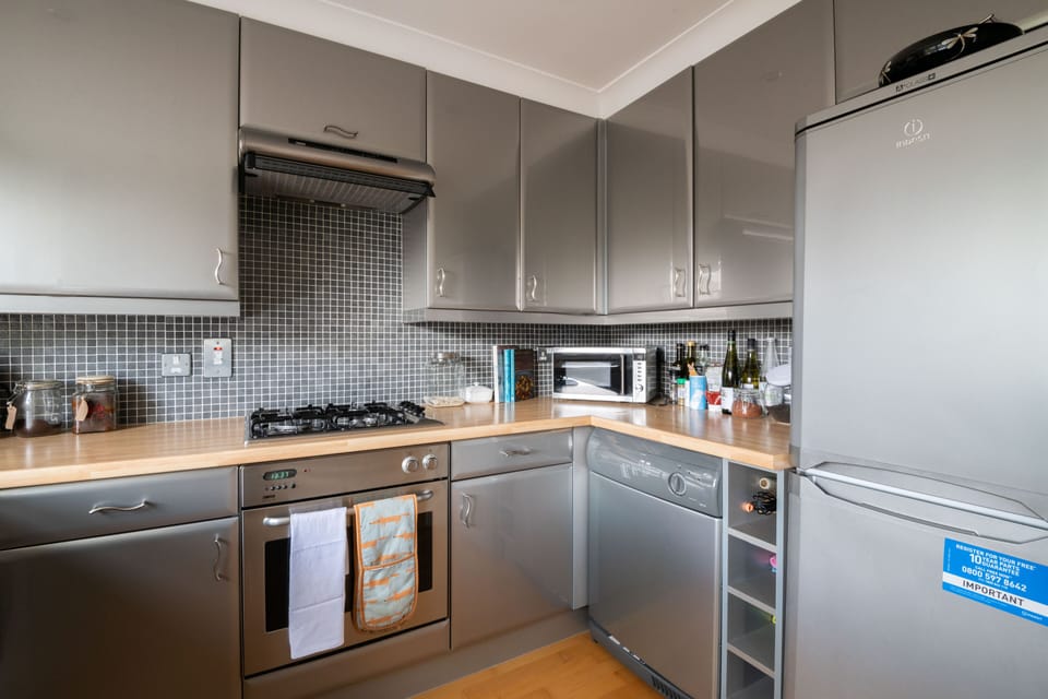 Apartment (1 Bedroom) | Private kitchen | Full-size fridge, microwave, oven, stovetop