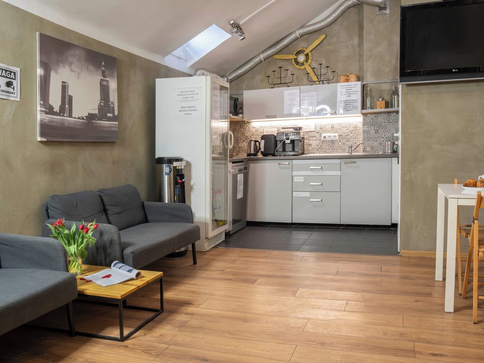 Coffee/tea maker, full-size fridge, stovetop, dishwasher