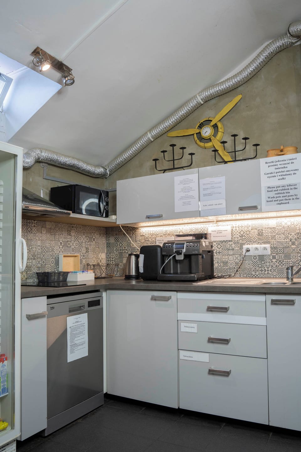 Coffee/tea maker, full-size fridge, stovetop, dishwasher